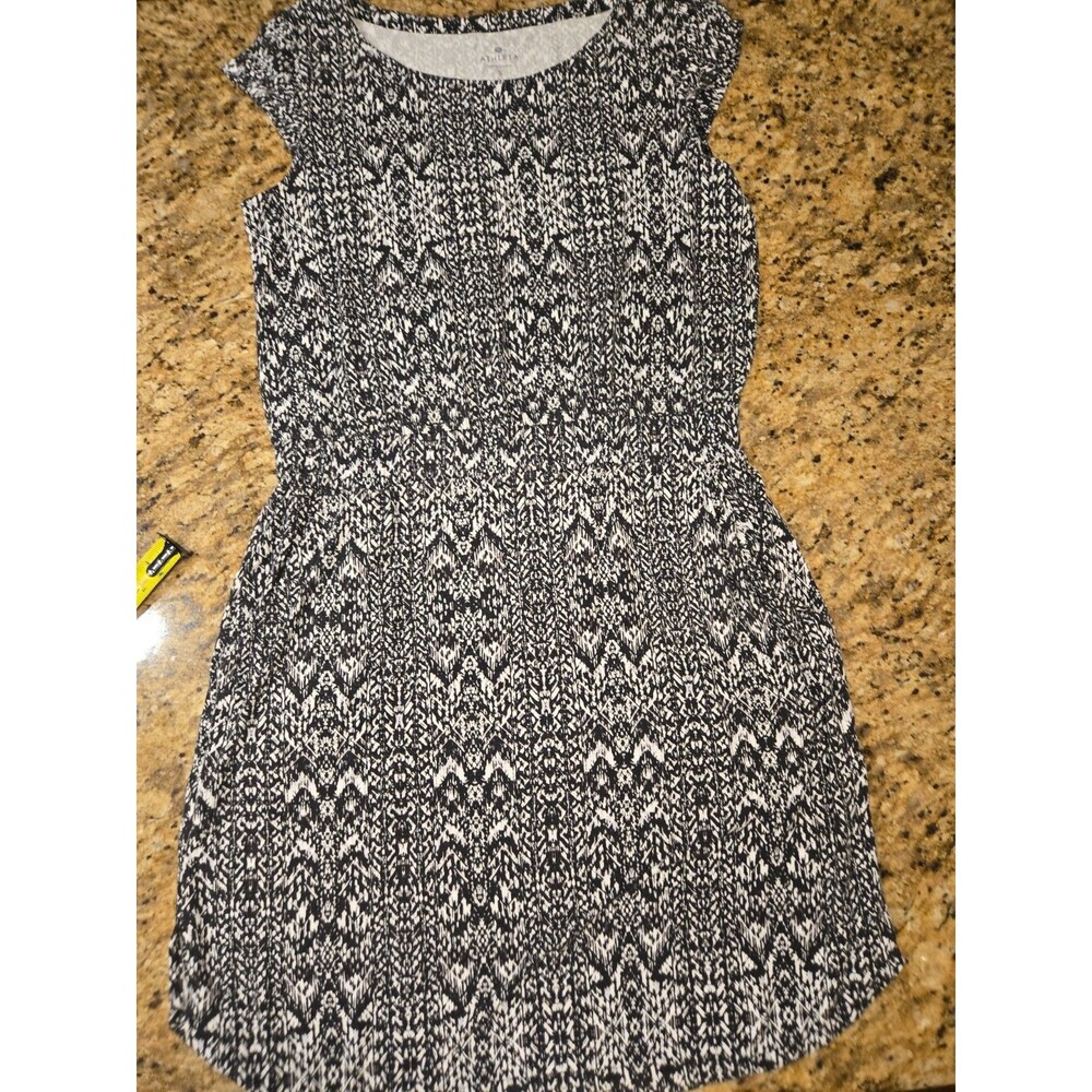 Athleta Dress Black & White Print Dress with pockets size Small